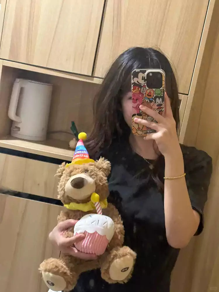Oso cantor de peluche con pastel como regalo de cumpleaños para amigos