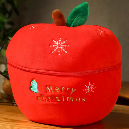 クリスマスのサンタクロース雪だるまのぬいぐるみをリンゴの中に隠して友達へのプレゼントに